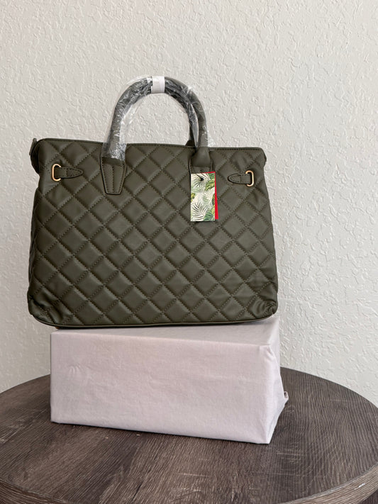 Elegante borsa trapuntata grande di Badgley Mischka con lucchetto frontale dorato e ciondolo