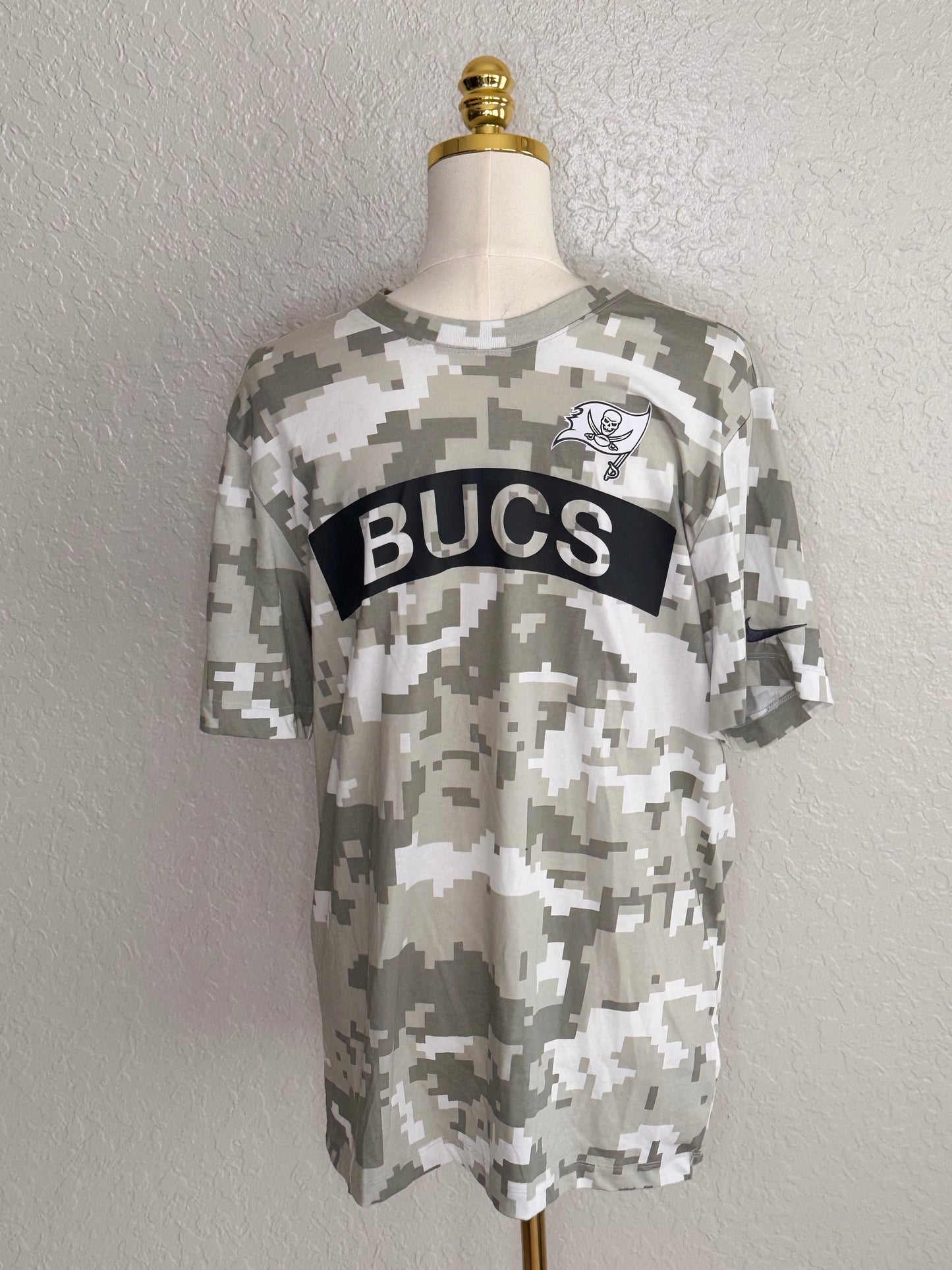 Tampa Bay Bucs Men’s size Large